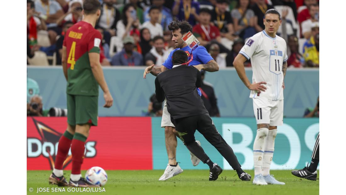 Adepto que invadiu relvado 'banido' dos jogos no Qatar