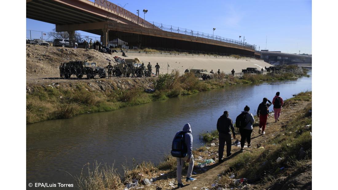 Milhares de migrantes mantêm-se na fronteira entre o México e os EUA – Imagem 1