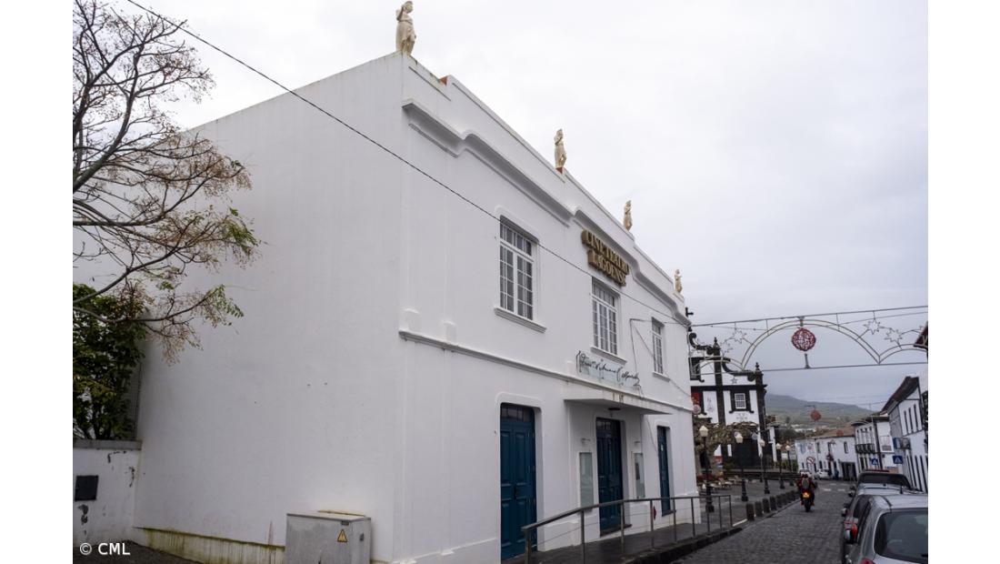 Musas do Cineteatro Lagoense restauradas e repostas no edifício