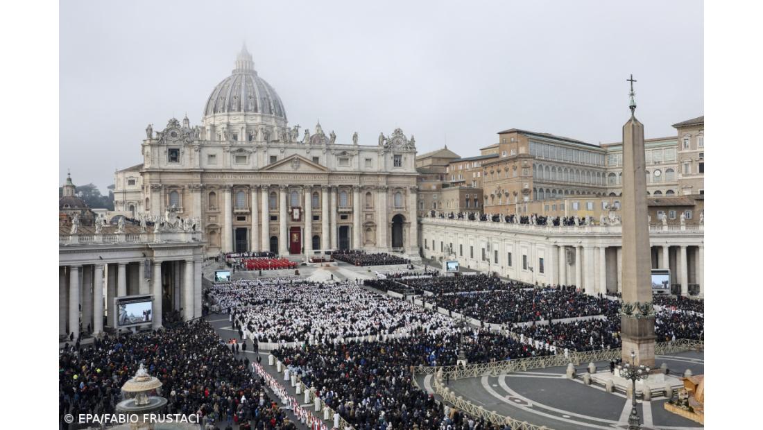 Milhares de fiéis na Praça de São Pedro para despedida ao papa emérito – Imagem 2