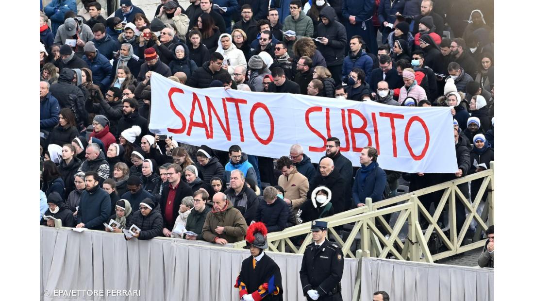 Milhares de fiéis na Praça de São Pedro para despedida ao papa emérito – Imagem 4