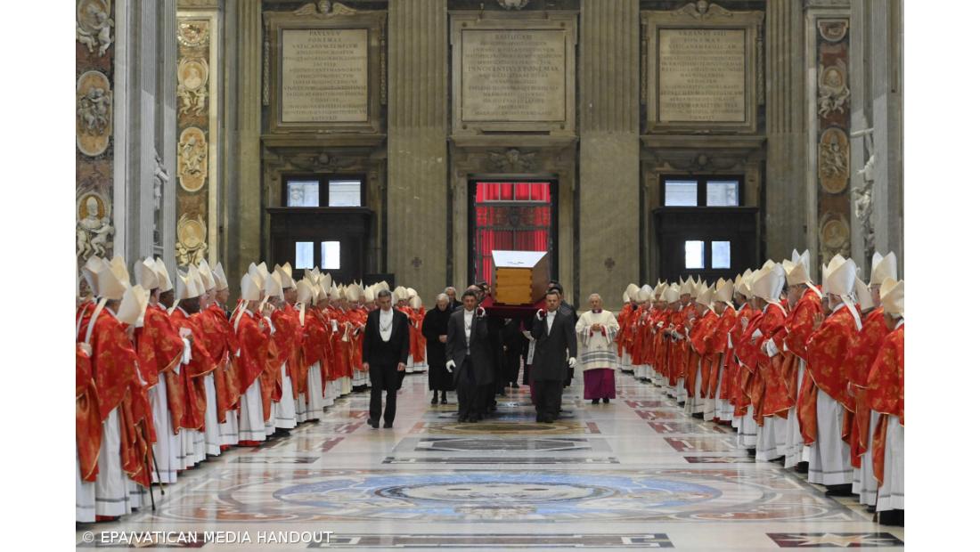 Milhares de fiéis na Praça de São Pedro para despedida ao papa emérito – Imagem 5