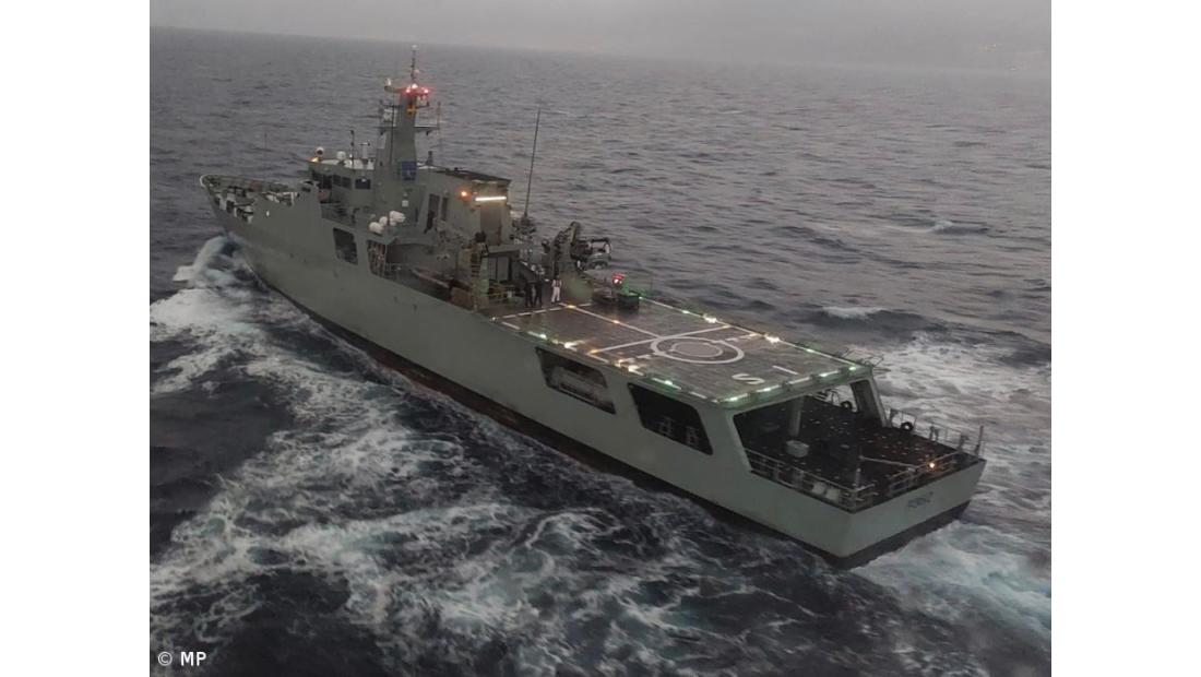 Marinha resgata homem com trauma num dedo de navio com bandeira da China 