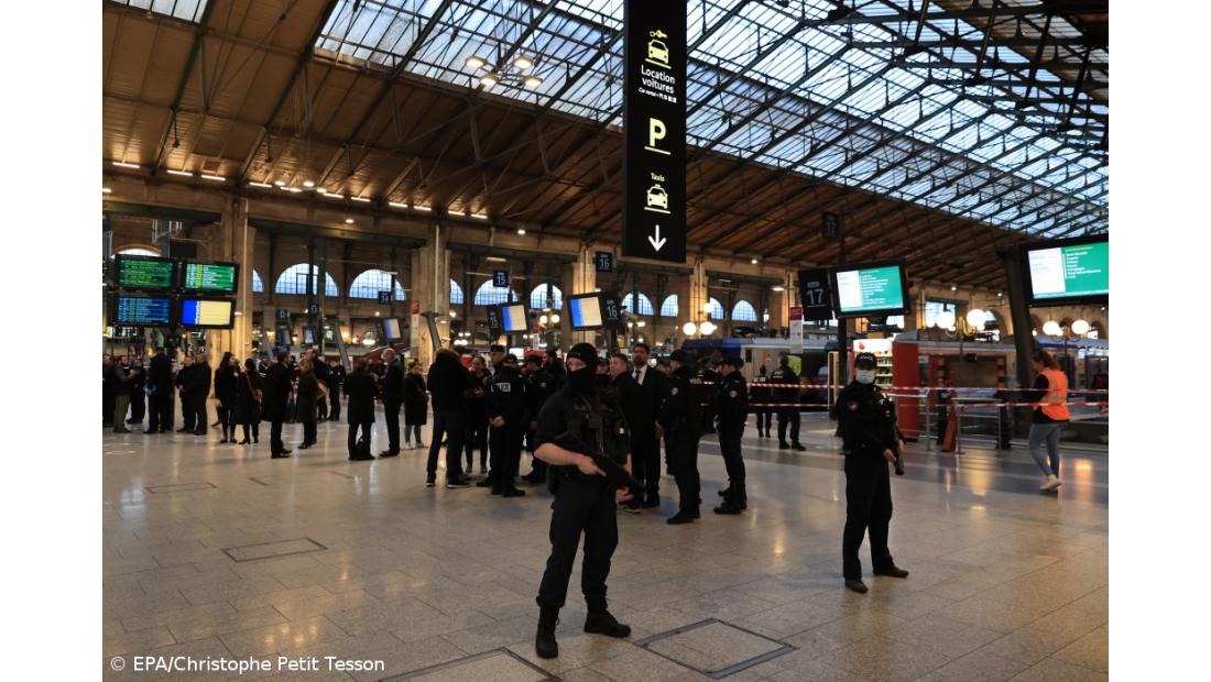 Seis pessoas esfaqueadas em estação de comboios de Paris, atacante alvejado – Imagem 1