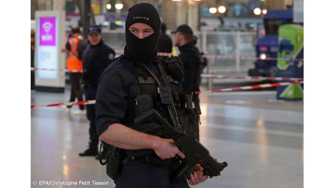 Seis pessoas esfaqueadas em estação de comboios de Paris, atacante alvejado – Imagem 2