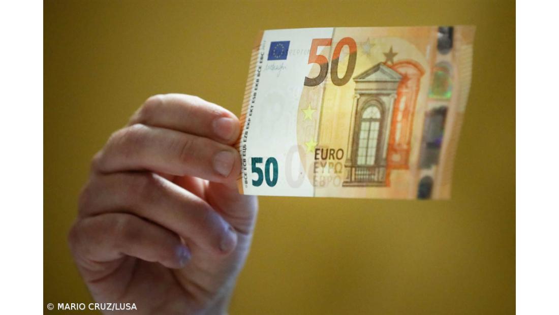 Acidente faz ‘voar’ notas de 50 euros e causa engarrafamento em autoestrada espanhola