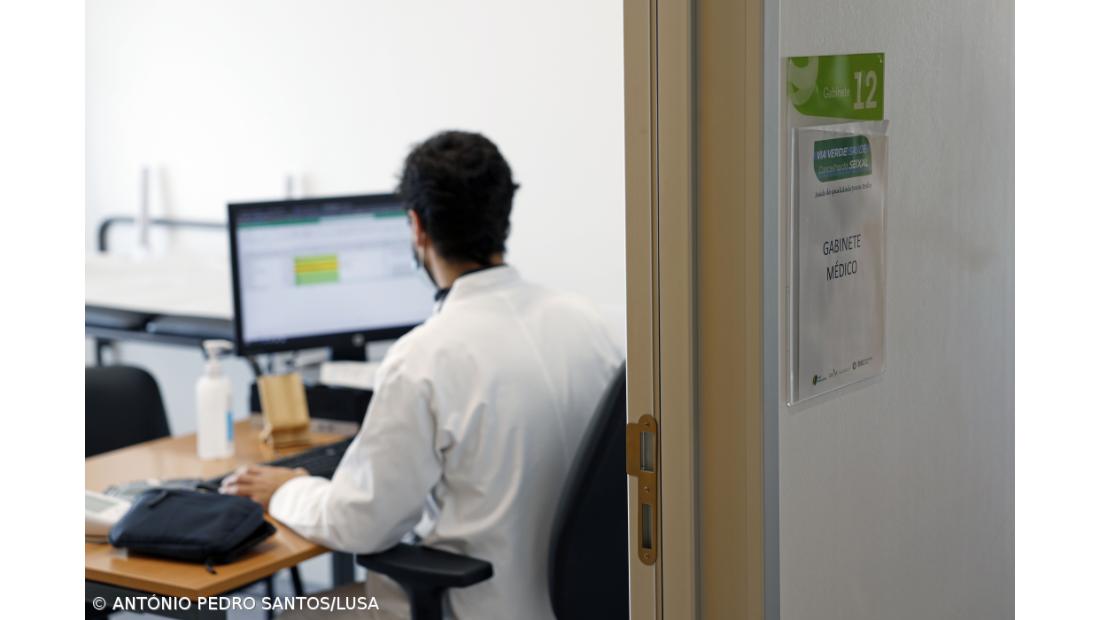 PR promulga suplemento remuneratório temporário para médicos do SNS