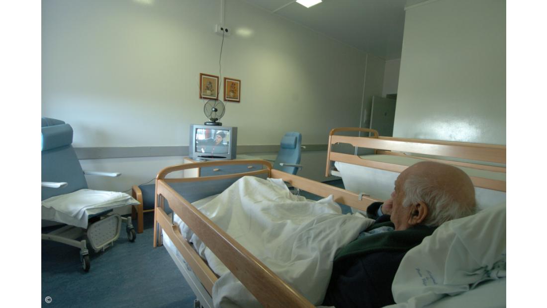 Há 107 lares de idosos com surtos ativos