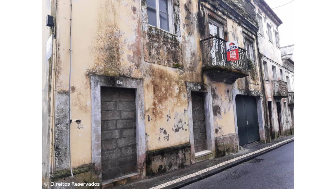 Emparedar casas devia ser “processo mais rápido” e menos burocrático