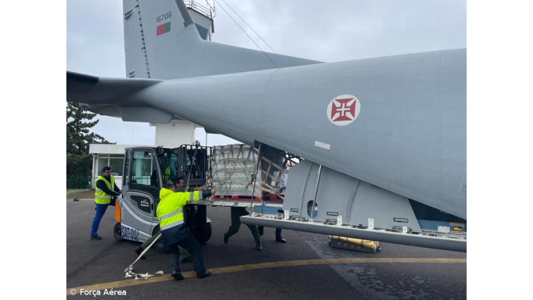 Força Aérea transporta cinco toneladas de alimentos para as Flores – Imagem 1