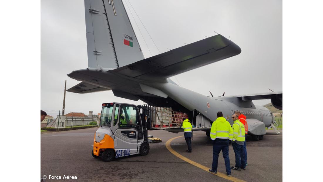 Força Aérea transporta cinco toneladas de alimentos para as Flores – Imagem 4