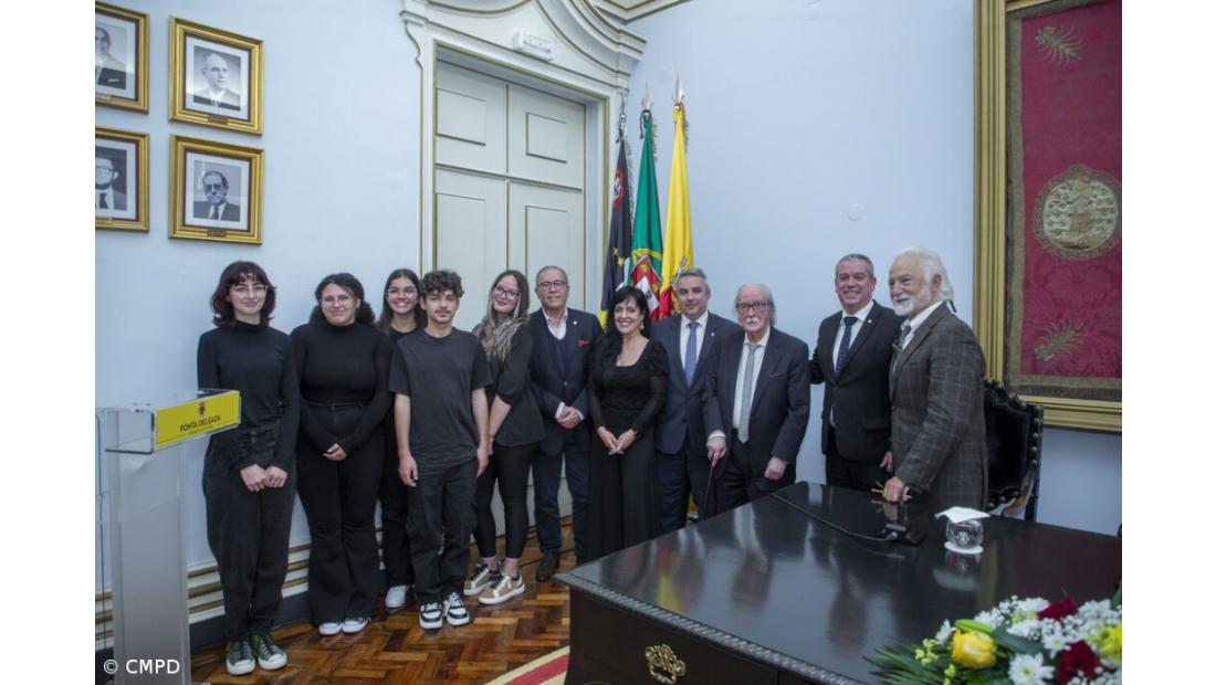 Homenagem ao Poeta Eduíno de Jesus na Câmara Municipal de Ponta Delgada  Um contributo dos alunos da ESAQ – Imagem 3