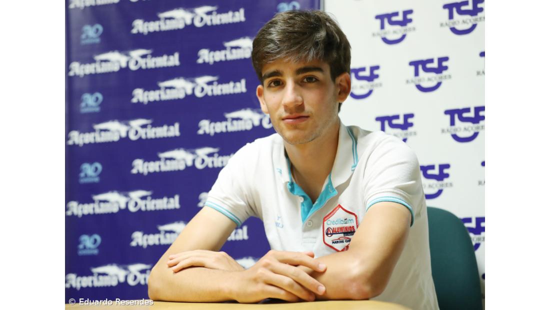 João Medeiros renova por mais uma época