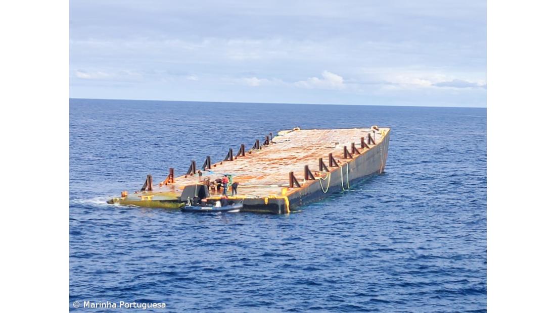 Marinha mantém monitorização de barcaça à deriva nos Açores