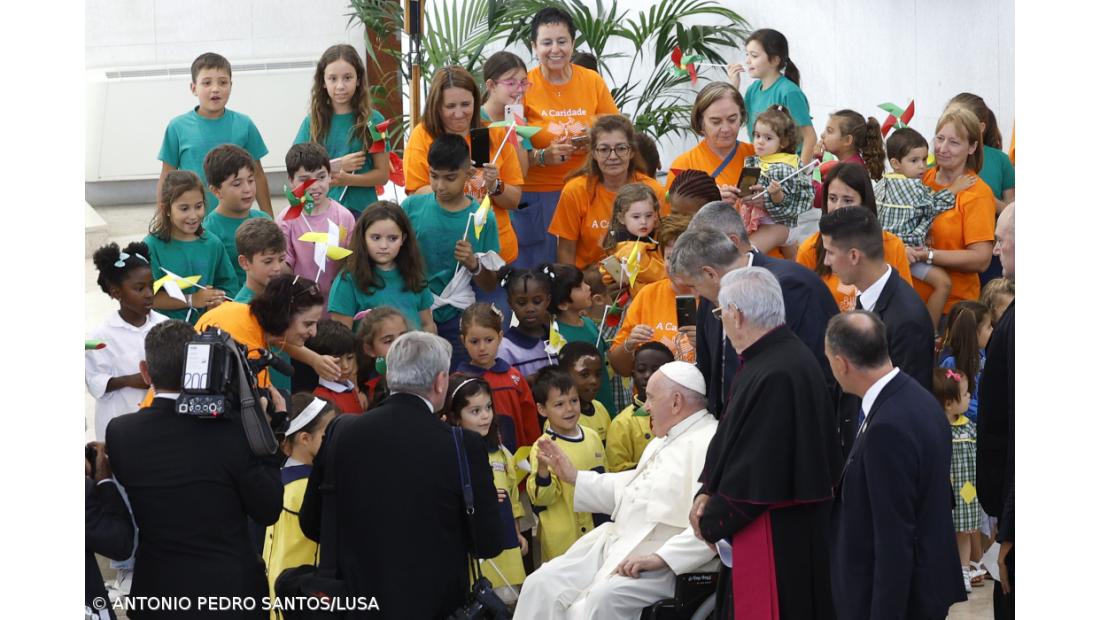 Papa pede a instituições de caridade que não tenham nojo da pobreza