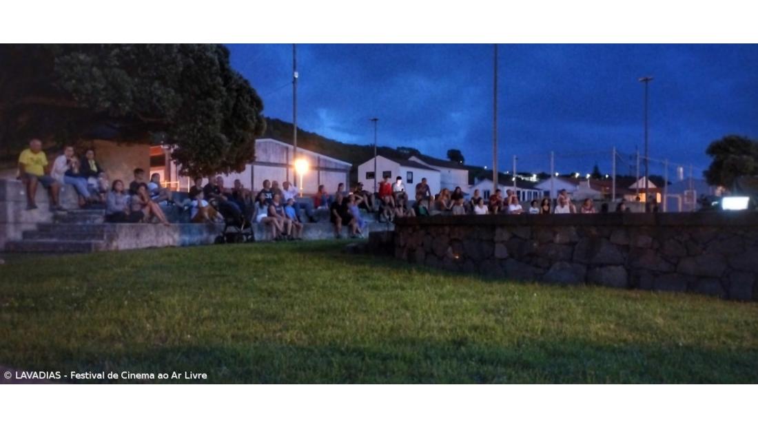 Festival de Cinema ao Ar Livre com residência artística de Clara Alves