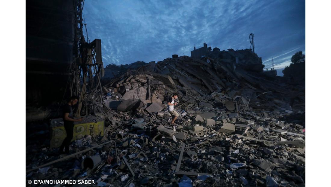 Reféns do Hamas chegaram a território israelita e estão a ser levados para hospitais 