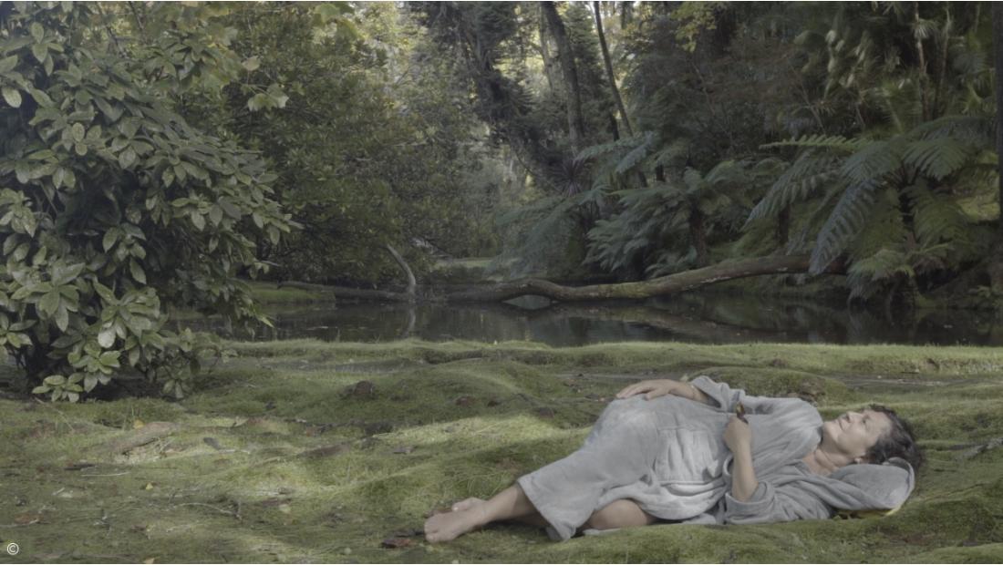 Rosa Coutinho Cabral estreia "A Mulher Que Morreu de Pé" no Teatro Micaelense