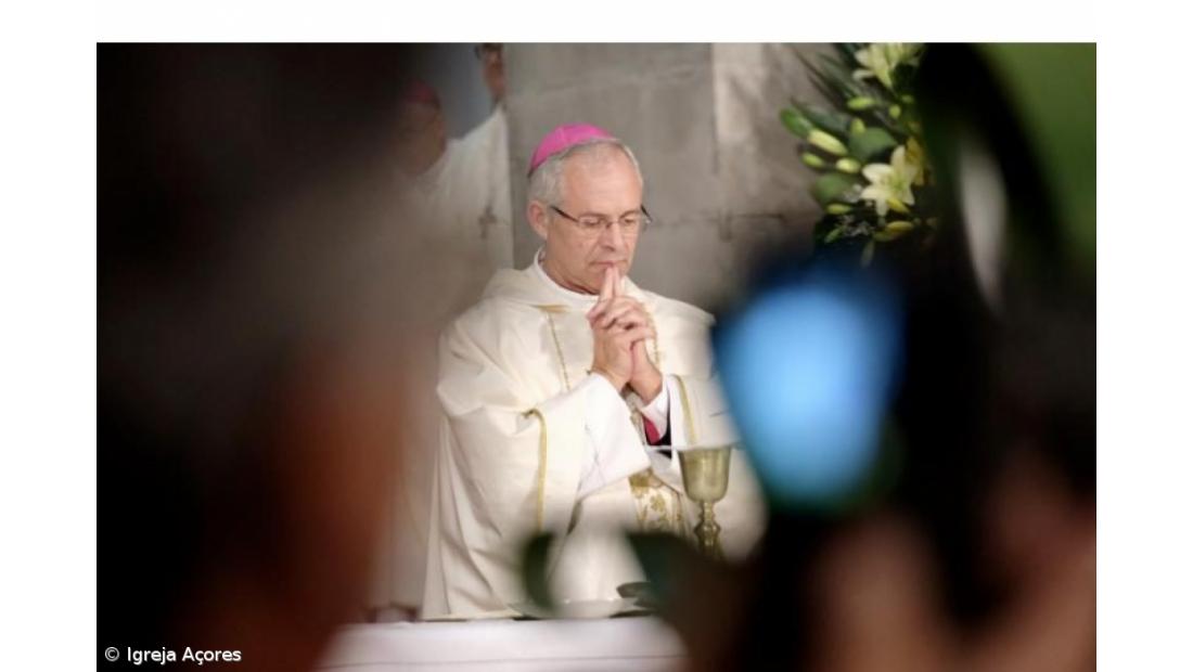 “O mundo precisa de lavadores de pés e bandeiras e aventais brancos”