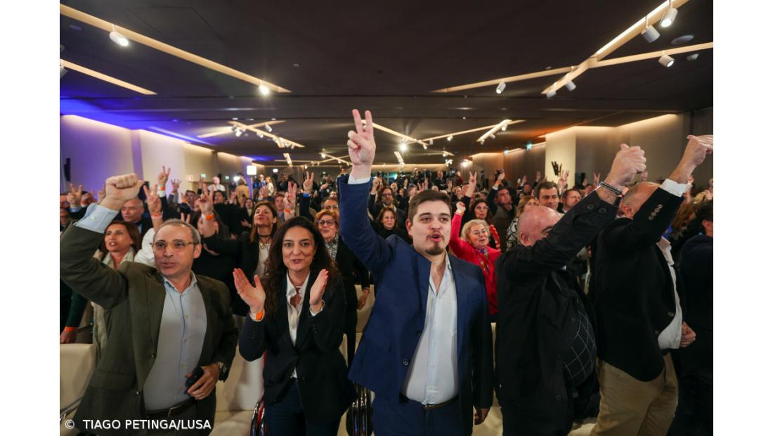 Apoiantes da AD celebram projeções de resultados com palmas e gritos de vitória