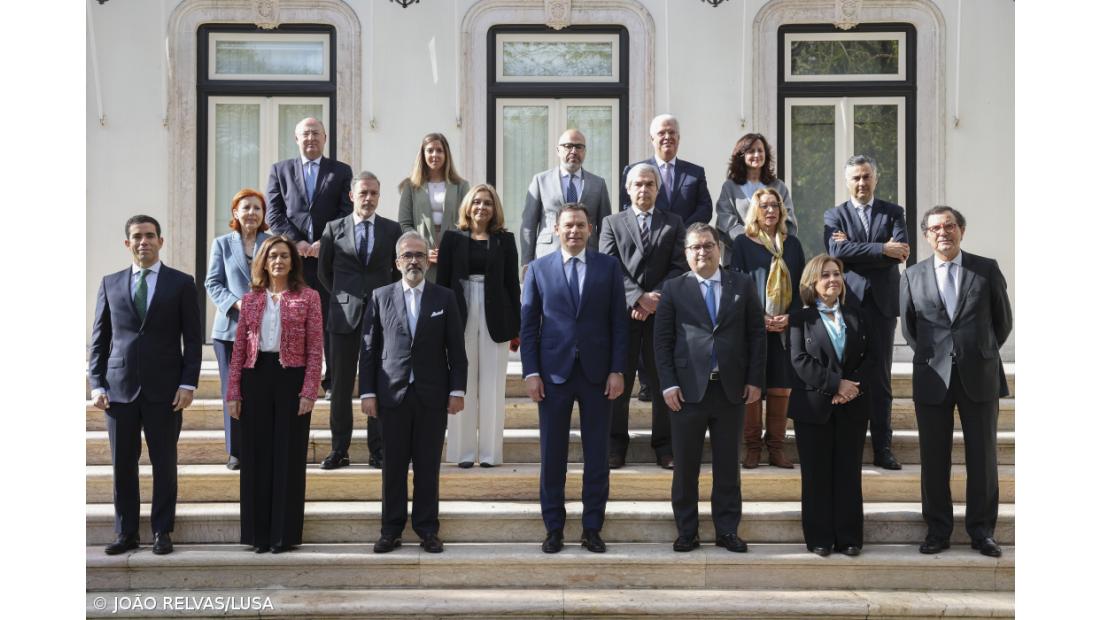 Fotografia de família tirada sem chuva e com Montenegro e 17 ministros