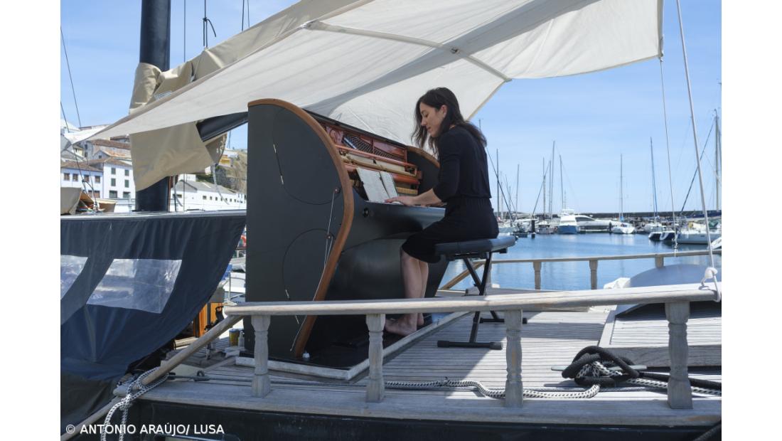 Cantora francesa dá concertos num veleiro nos Açores e aprende a palavra "saudade"