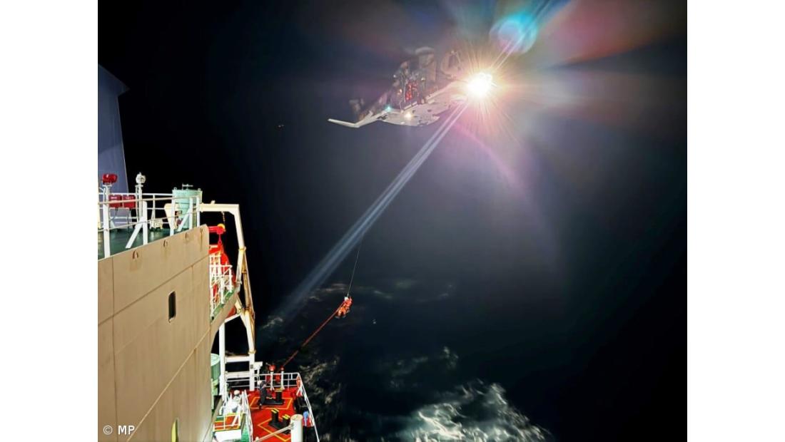 Marinha coordena resgate de mulher ao largo dos Açores – Imagem 1