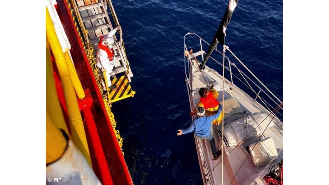 Marinha coordena resgate de mulher ao largo dos Açores – Imagem 3