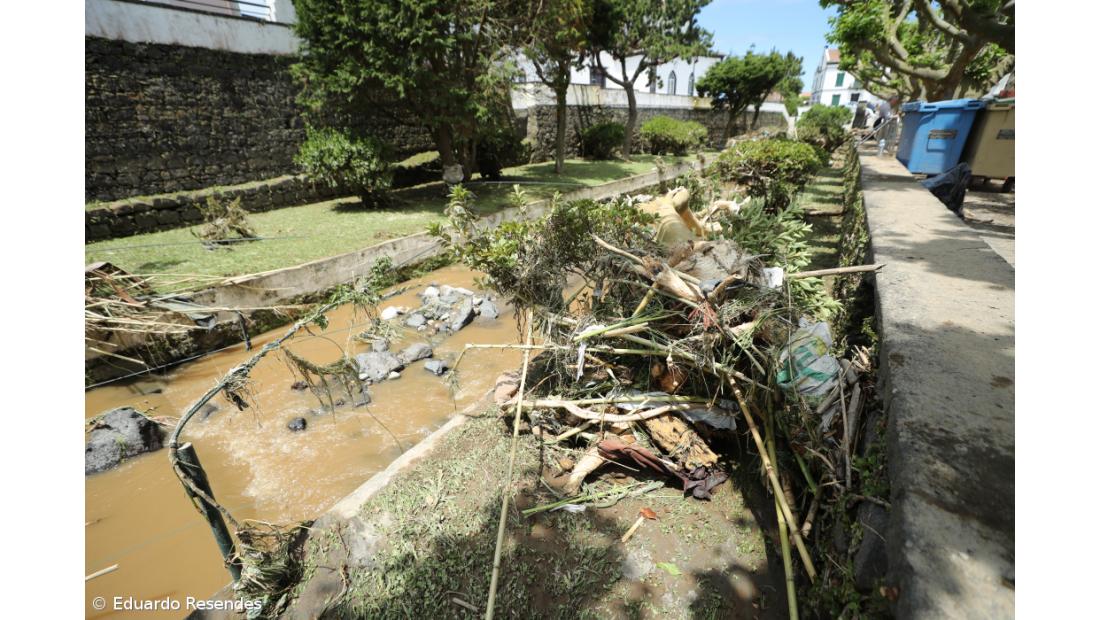 O dia a seguir foi de arregaçar mangas na Ribeira Grande – Imagem 4