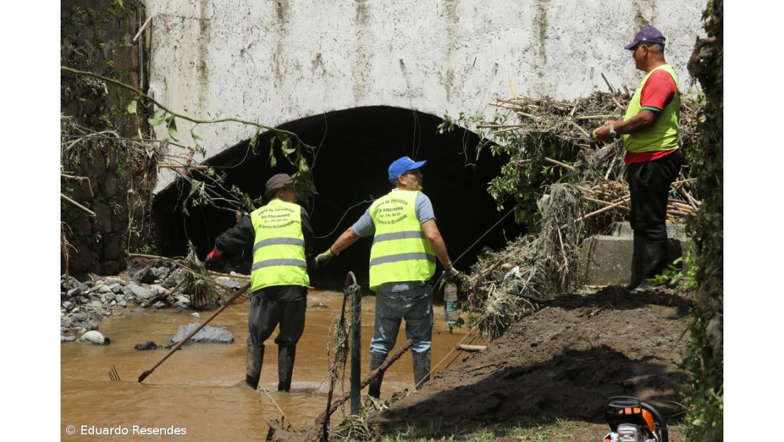 O dia a seguir foi de arregaçar mangas na Ribeira Grande – Imagem 5