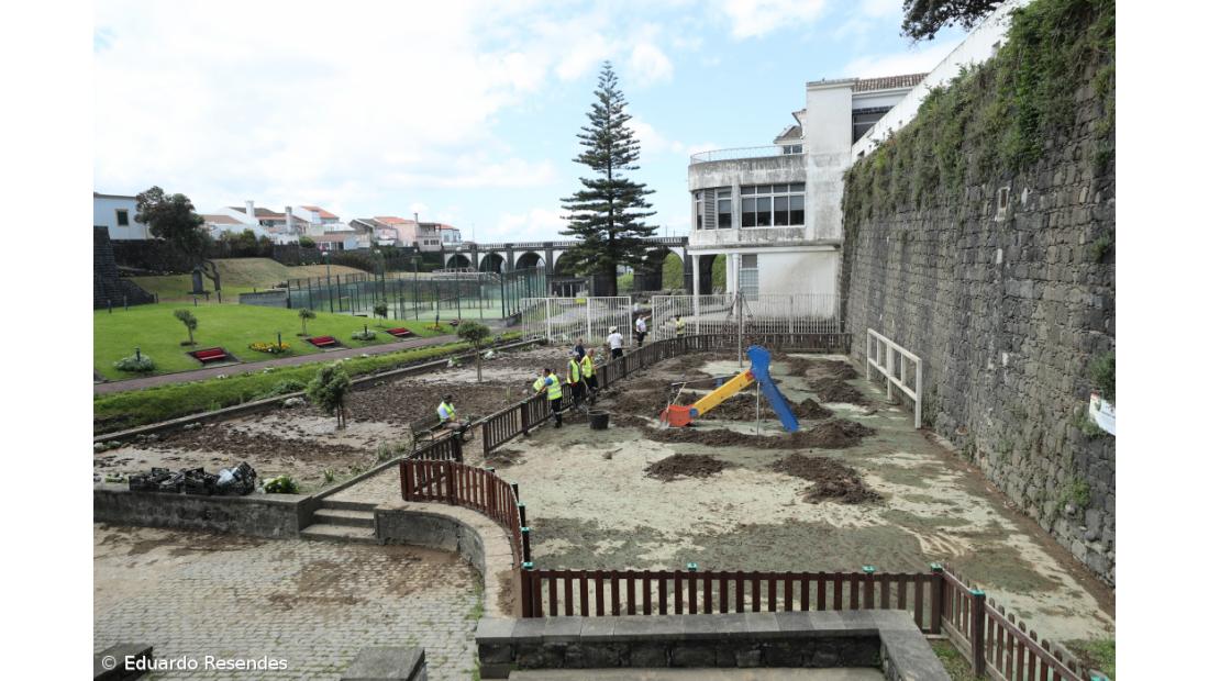 O dia a seguir foi de arregaçar mangas na Ribeira Grande – Imagem 6