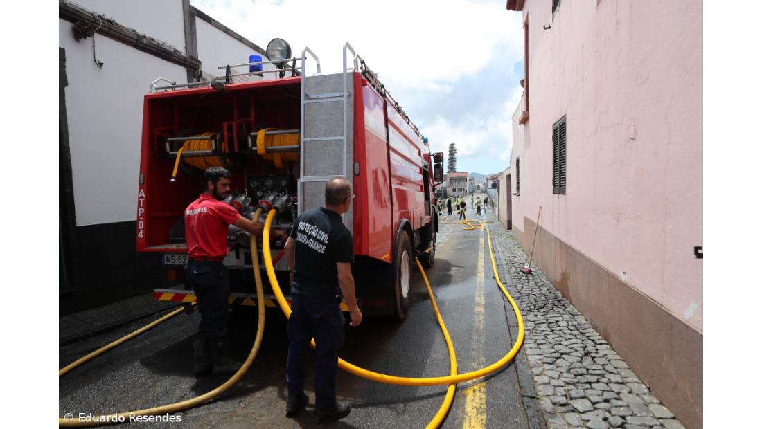 O dia a seguir foi de arregaçar mangas na Ribeira Grande – Imagem 8