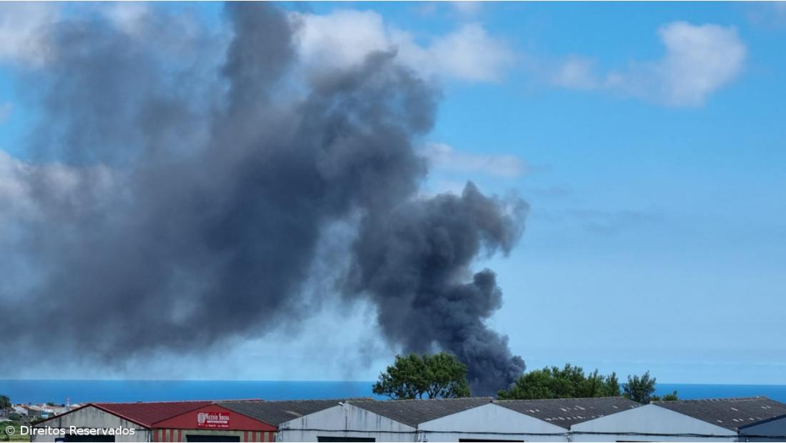 Dezassete carros incendiados na sequência do incêndio na rent-a-car da Ilha Verde – Imagem 3
