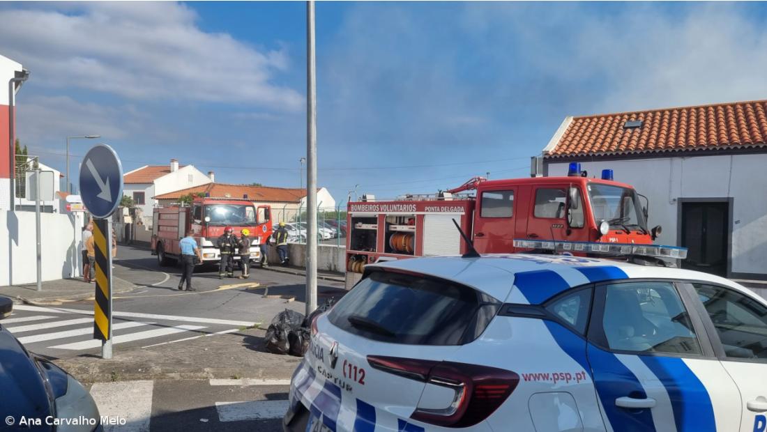 Dezassete carros incendiados na sequência do incêndio na rent-a-car da Ilha Verde – Imagem 5