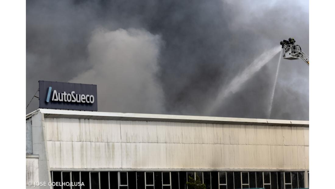 Incêndio que destrói edifício da Auto Sueco no Porto está circunscrito