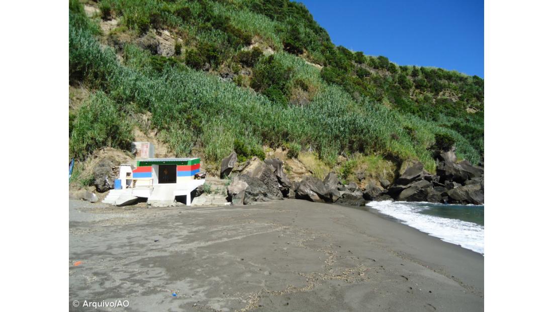 Construção ilegal com ordem de demolição resiste na Praia da Pedreira  – Imagem 2