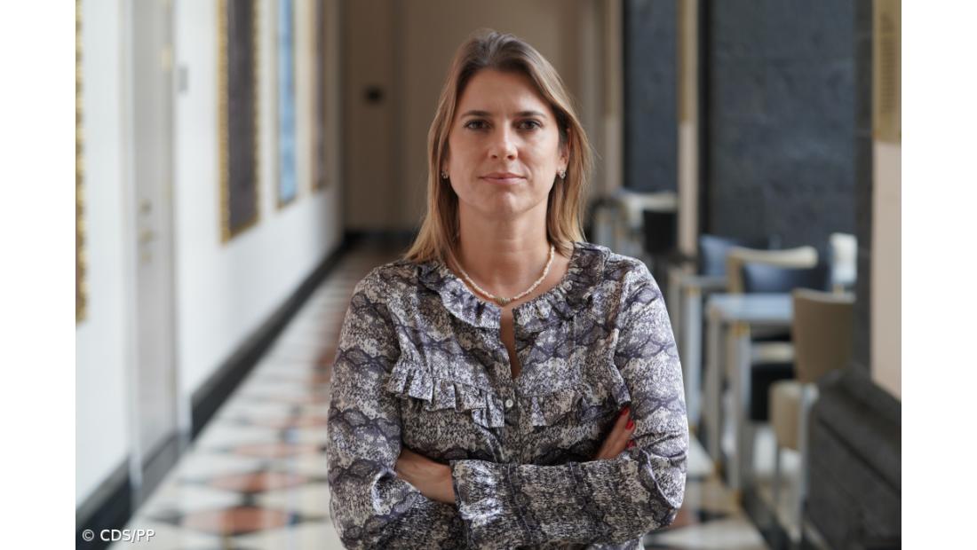 CDS-PP contra limite máximo de custo elegível nas viagens aéreas para o continente e Madeira