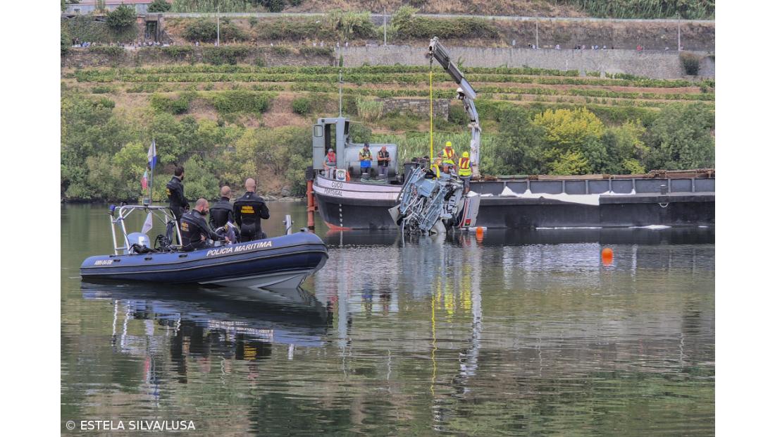 Piloto de helicóptero que caiu no Douro diz que ave na linha de voo o obrigou a desvio