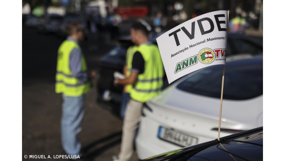 Motoristas e parceiros TVDE rumam ao parlamento em protesto