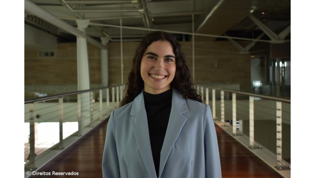 Beatriz Melo recebe prémio de melhor estudante das licenciaturas em Gestão