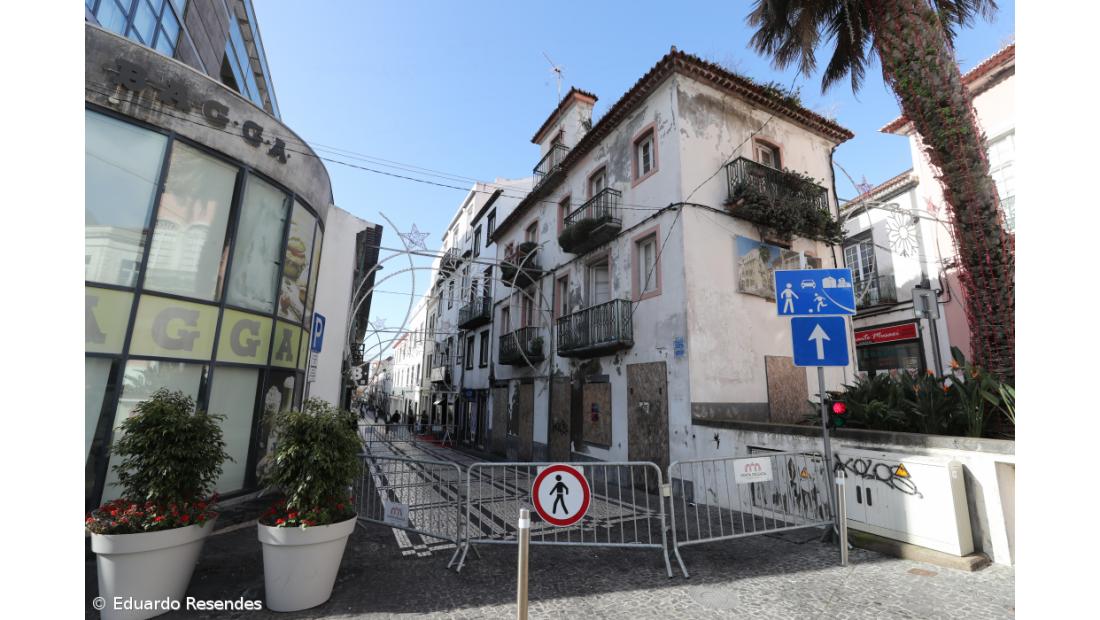 Edifício degradado condicionou acesso à Rua dos Mercadores