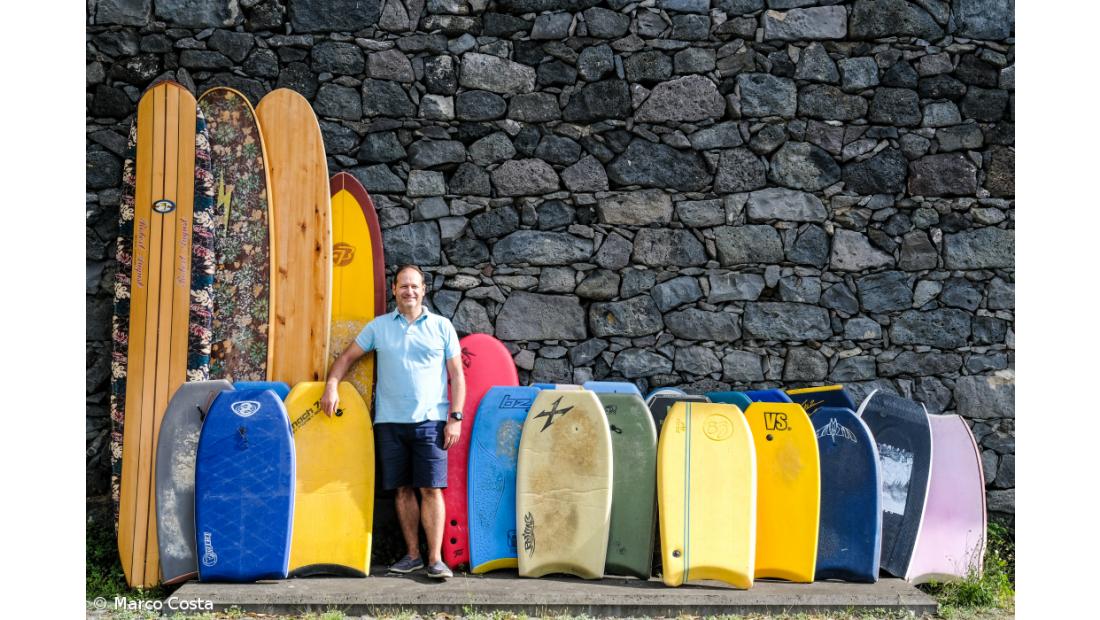 Livro retrata história do surf e relação dos açorianos com o mar  – Imagem 1