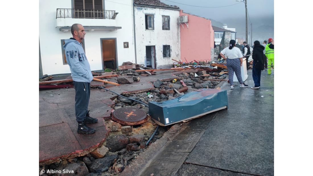 Mercearia na Ribeira Quente destruída pelo mar que galgou a terra (Com fotos) – Imagem 2
