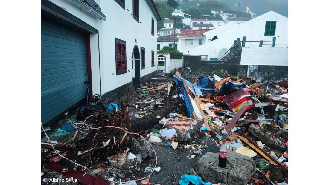 Mercearia na Ribeira Quente destruída pelo mar que galgou a terra (Com fotos) – Imagem 3