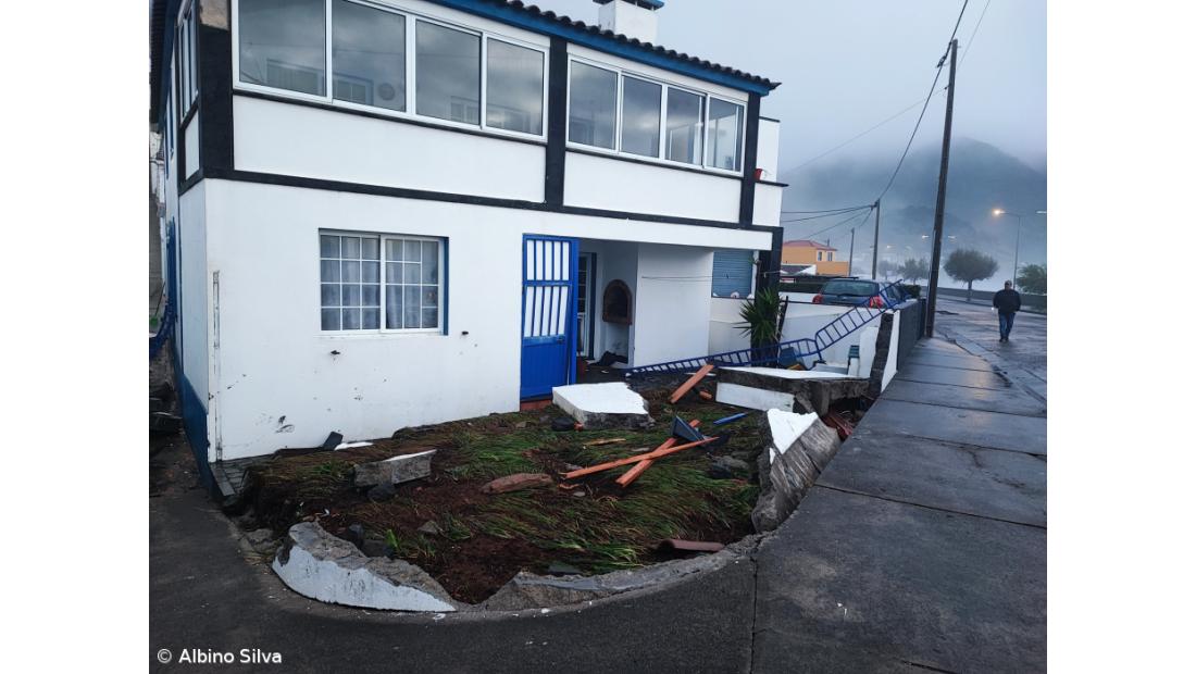 Mercearia na Ribeira Quente destruída pelo mar que galgou a terra (Com fotos) – Imagem 4
