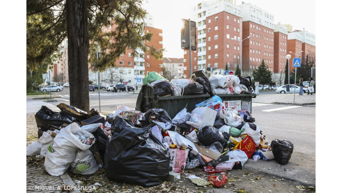 Serviços mínimos baixam adesão à greve do lixo em Lisboa para 60%