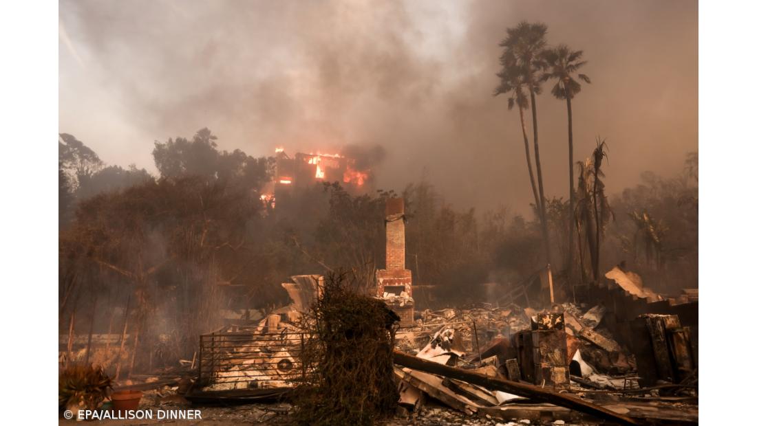 Vento diminui e ajuda bombeiros no combate aos incêndios devastadores de Los Angeles