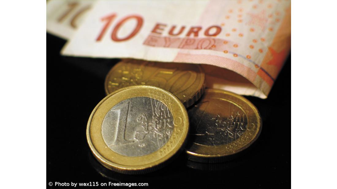 Euro sobe face ao dólar em dia de avisos do BCE sobre tarifas norte-americanas