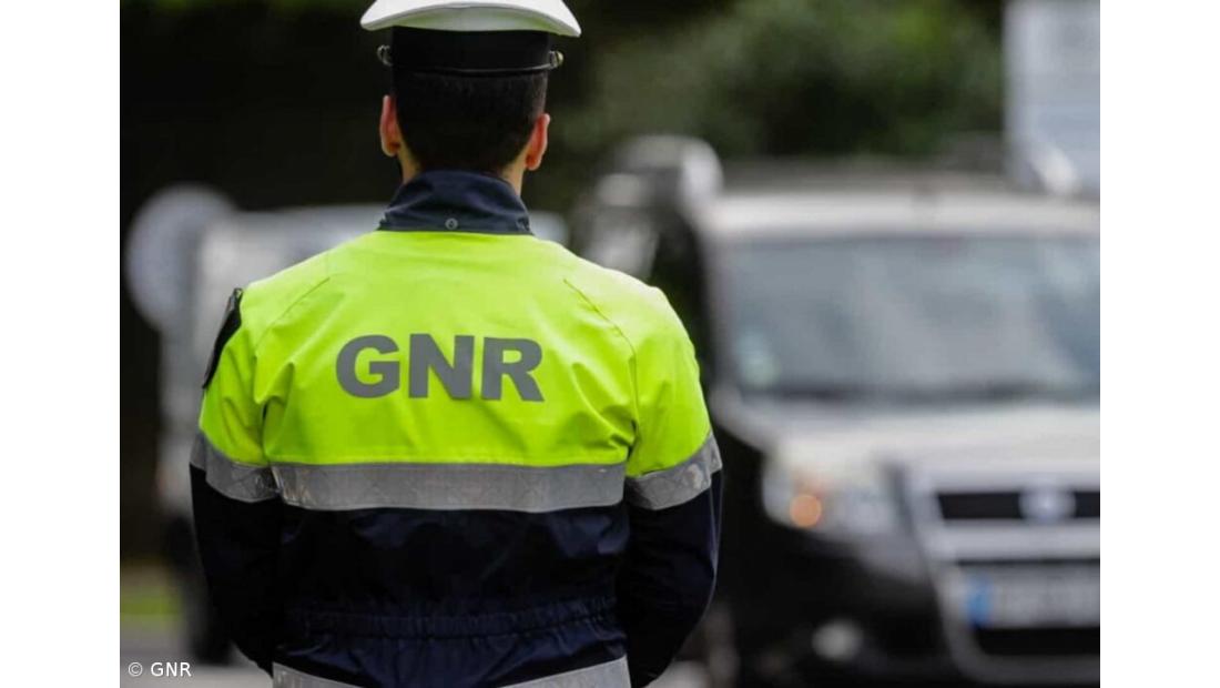 GNR apreende mais de 4 kg de tabaco de 34 litros de bebidas alcólicas em ação de fiscalização