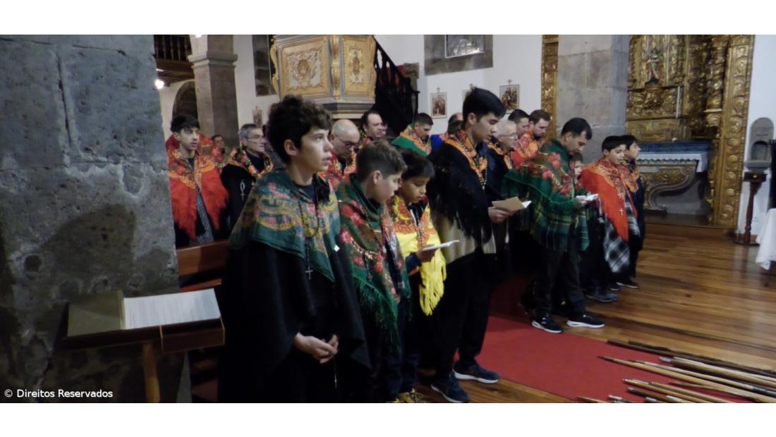 Romeiro em caminhada de fé pela ilha de São Jorge 